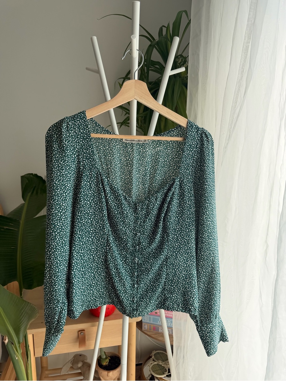 Abercrombie & Fitch Dark Green Floral Button-Front V-Neck Blouse